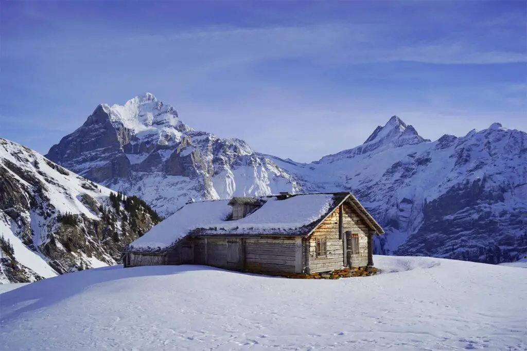 Bauernhof bei Grindelwald First mit dem Wellhorn im Hintergrund