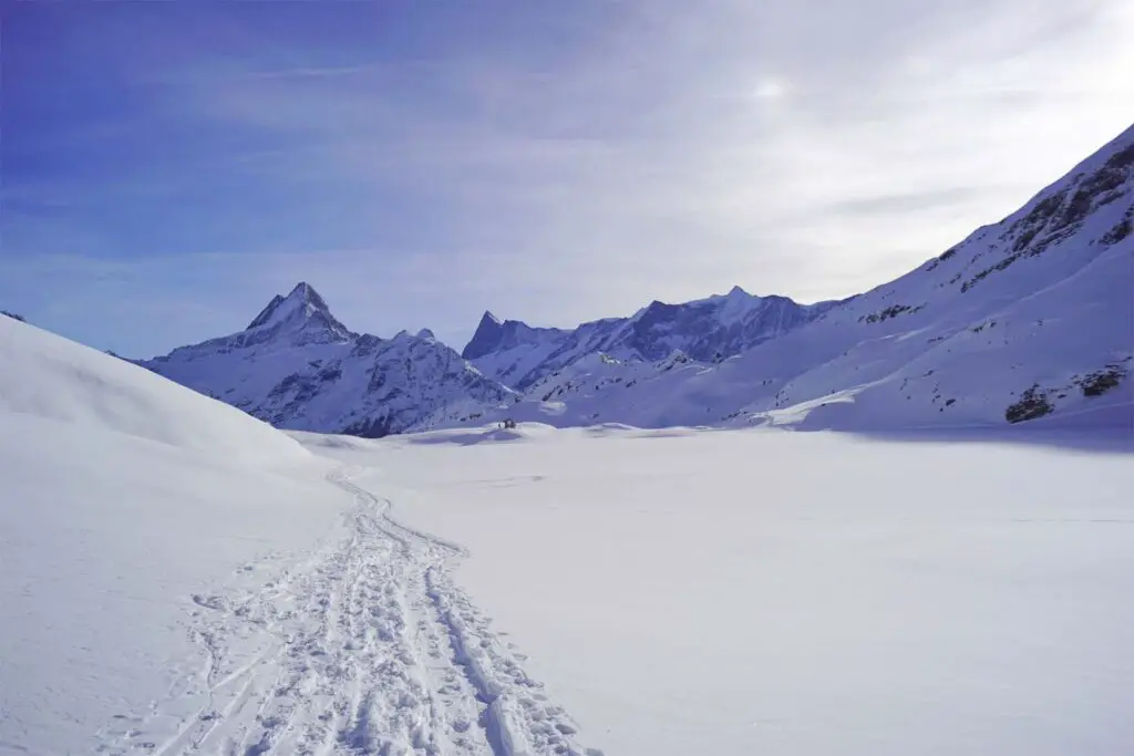 Der zugefrorene Bachalpsee im Winter. Eine perfekte Wanderung in den Schweizer Alpen.
