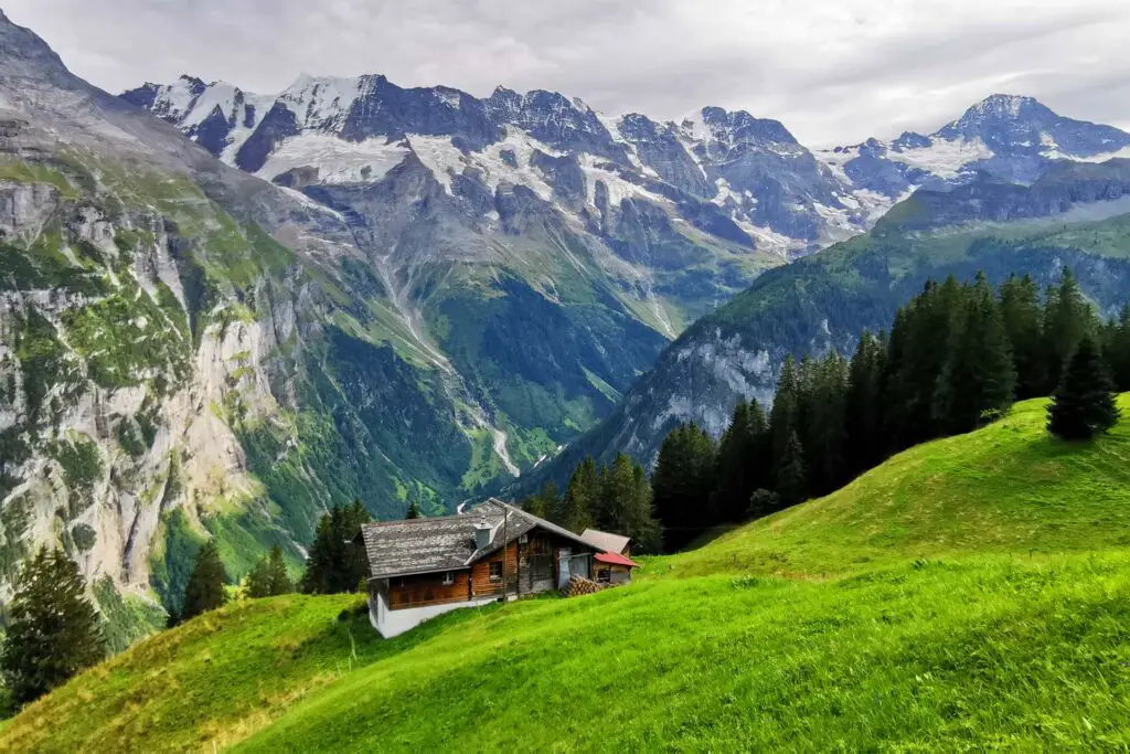 Mürren avec une vue imprenable sur un glacier.