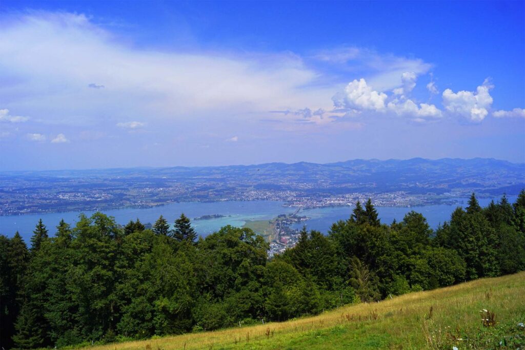 Aussicht vom Berg Etzel auf den Zürichsee und Rapperswil.