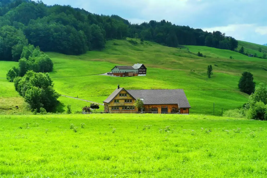 Zurück im Dorf Brülisau mit einem typischen Bauernhaus.