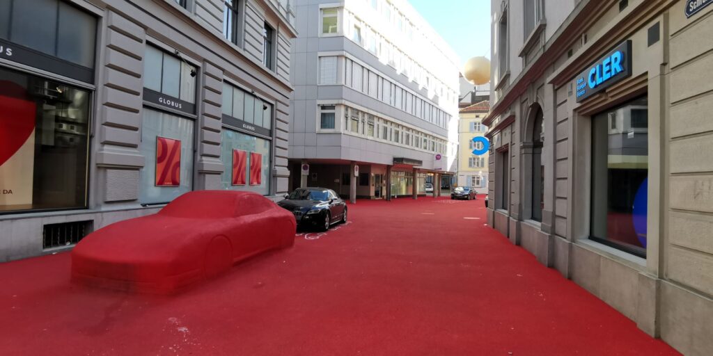 Die Stadtlounge mit dem roten Teppich.