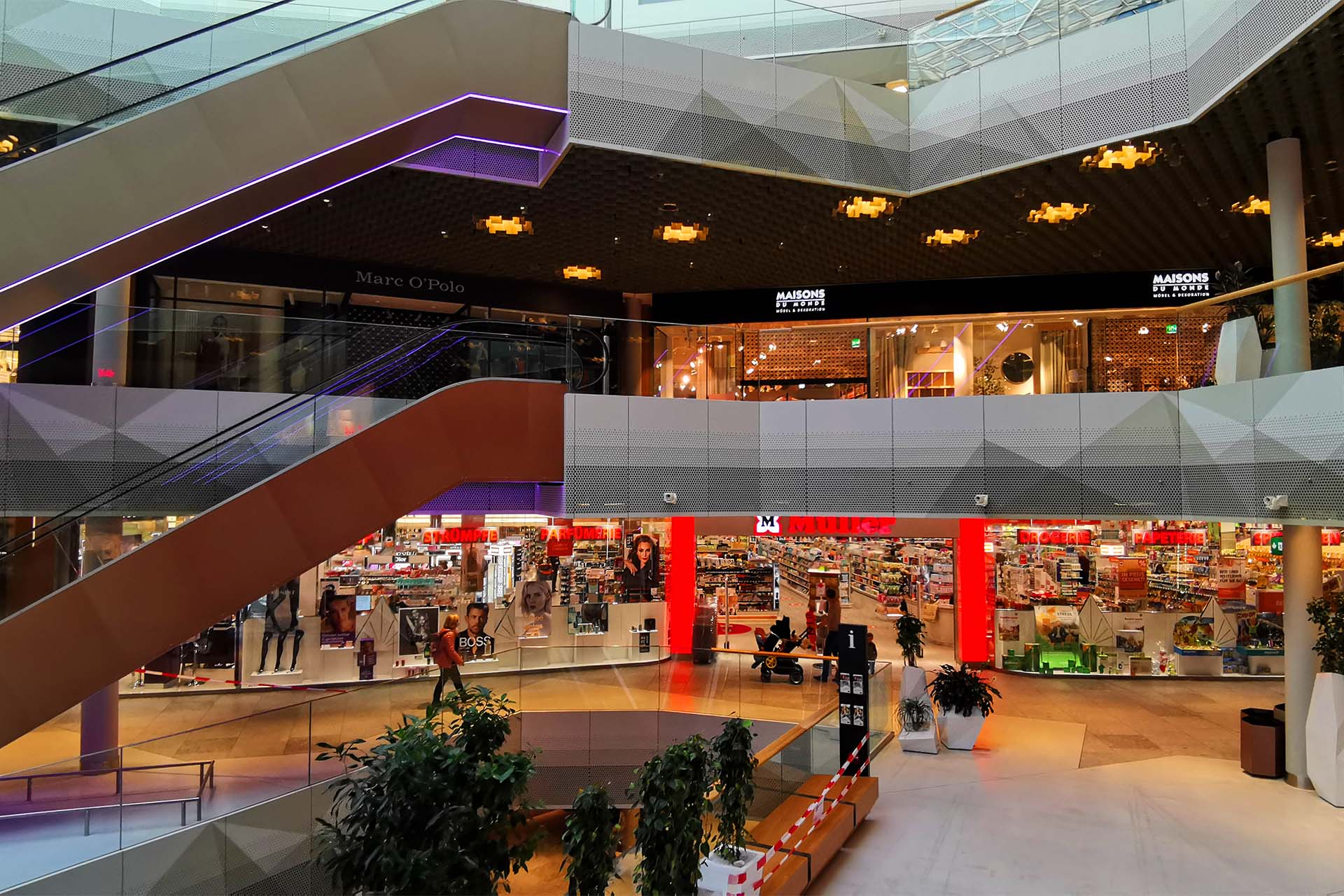 Mall Of Switzerland TOP Shopping Experience Near Lucerne Switzerland   Foto5 Mall Shopping 