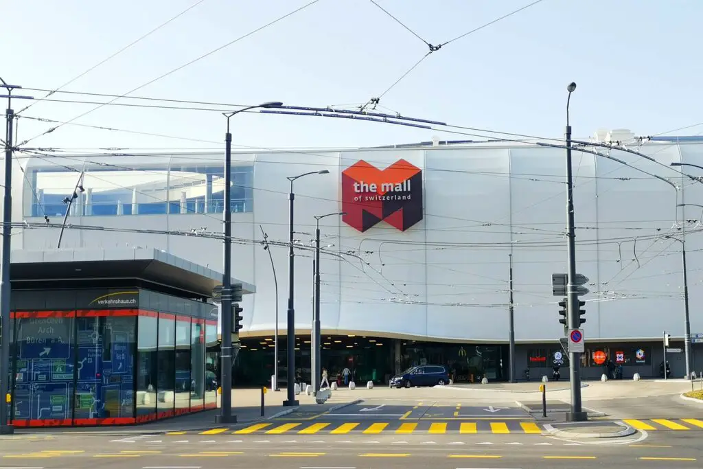 Mall of Switzerland von aussen. Gut mit dem öffentlichen Verkehr erreichbar.