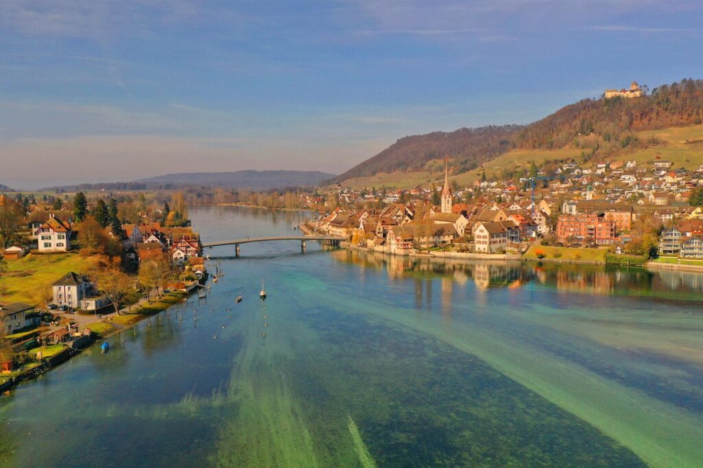 Die Stadt Stein am Rhein an der Grenze zum Bodensee und dem Rhein. Parkieren in Stein am Rhein gibt es diverse kostenpflichtige Plätze.