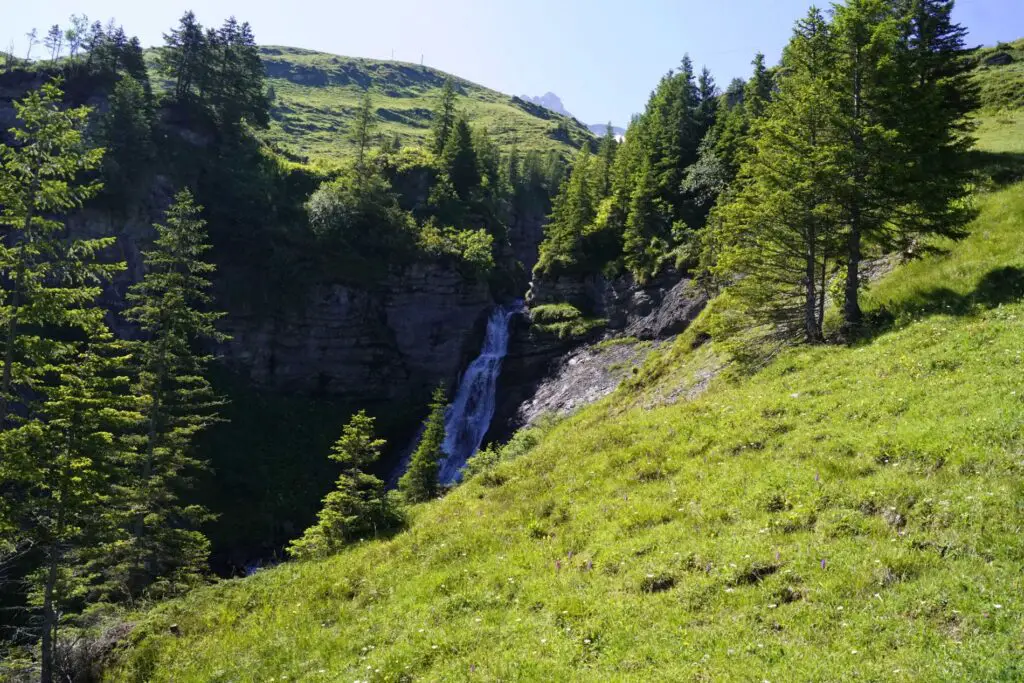 Schöner Wasserfall auf der Wanderung von der Griesalp zur Blüemlisalphütte.