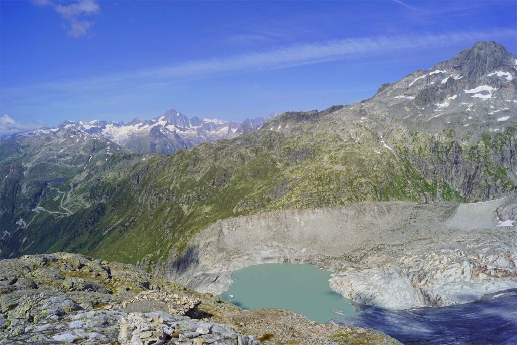 Der Gletschersee des Rhonegletscher wird künstlich abgedeckt.