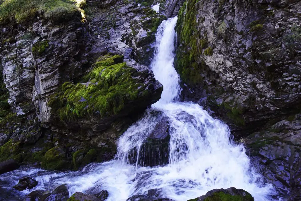 If you hike in the direction of Iffigenalp, you walk along the Iffigbach and its small waterfalls. The hike is near Lenk.