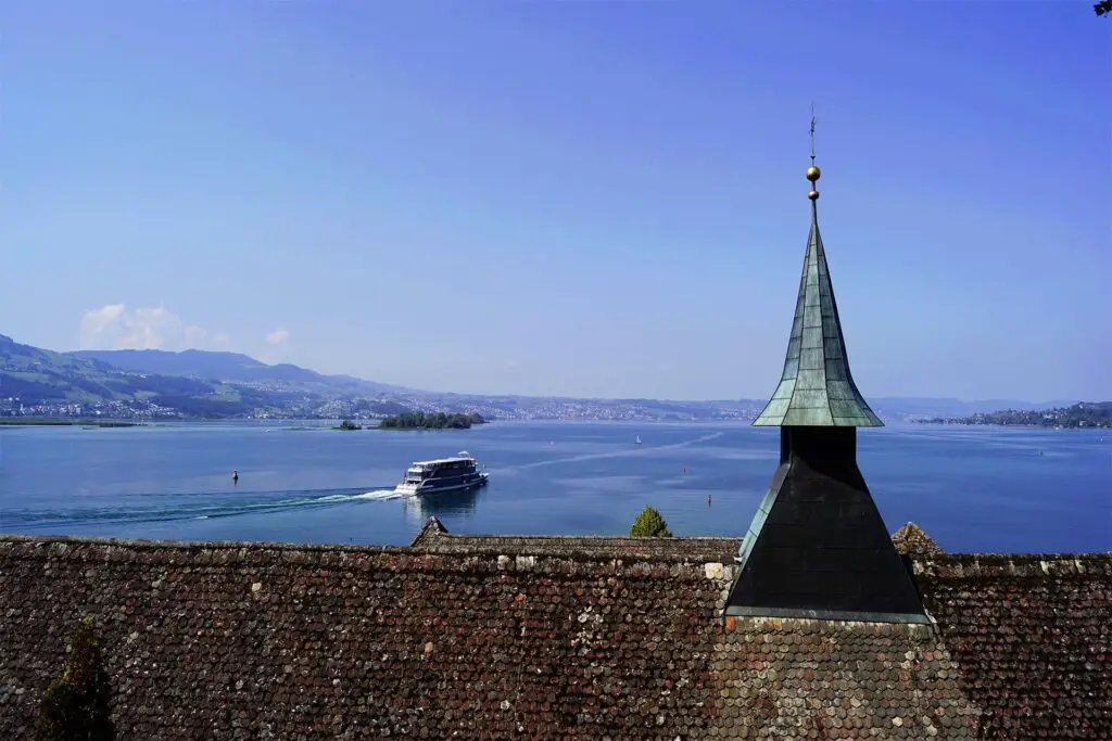 Vues à Rapperswil avec le magnifique lac de Zurich en arrière-plan.