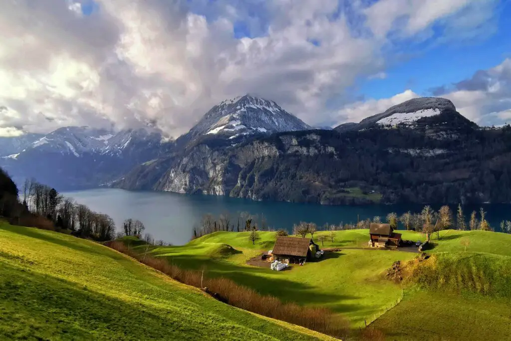 L'escursione da Morschach a Sisikon è una fantastica gita da Zurigo e una delle mie regioni preferite in Svizzera.