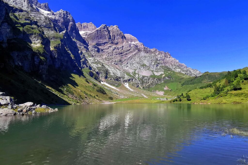 The Oberblegisee in Braunwald can be reached from Zurich Switzerland within 1h and 15 minutes and is a top excursion.