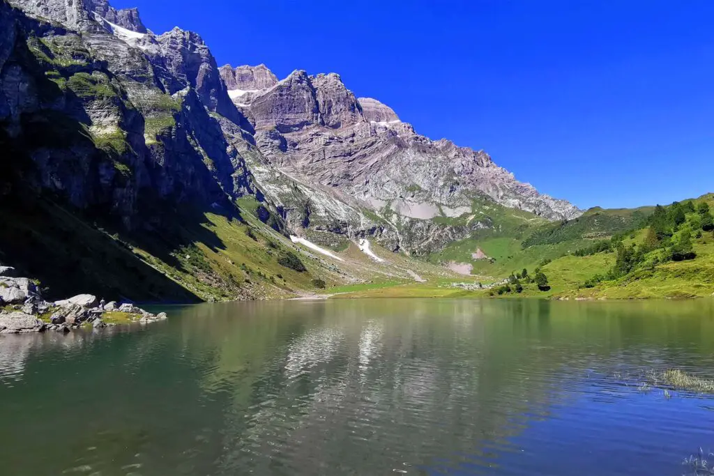 L'Oberblegisee à Braunwald est accessible depuis Zurich en Suisse en 1h et 15 minutes et est une excursion incontournable.