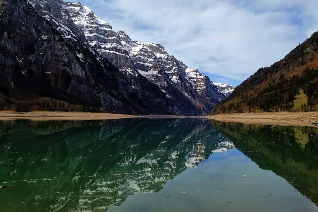 Le lac Klöntal est une autre excursion à ne pas manquer depuis Zurich, en Suisse.