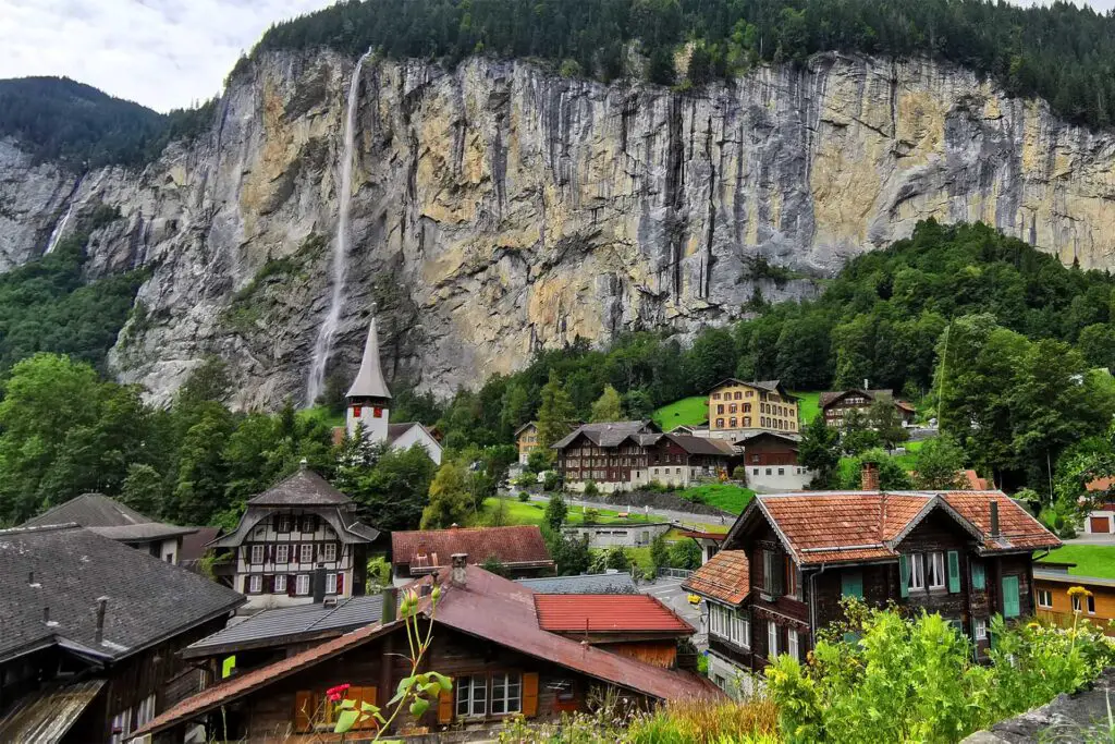Das Dorf Lauterbrunnen mit dem bekannten Staubbachfall.