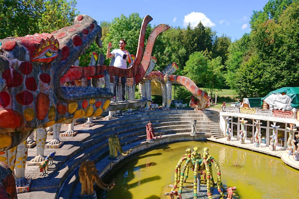 Der Dinosaurier im Bruno Weber Park bei Zürich.