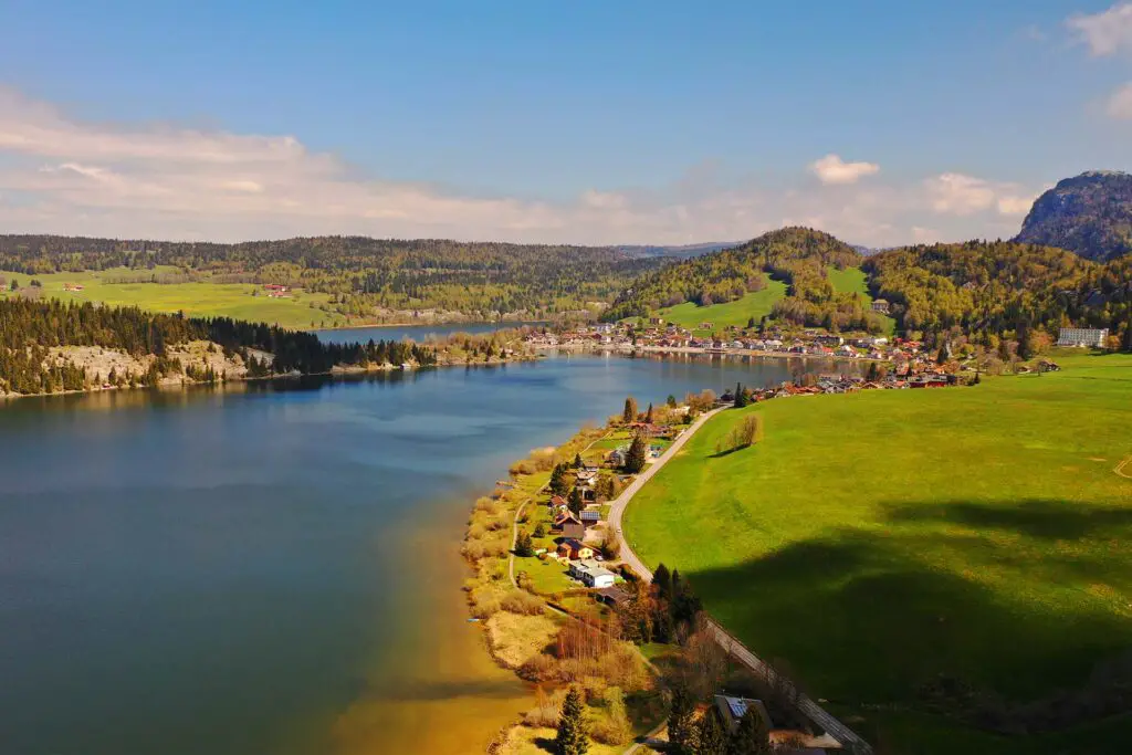 Lac de Joux avec le Dent de Vaulion en arrière-plan.