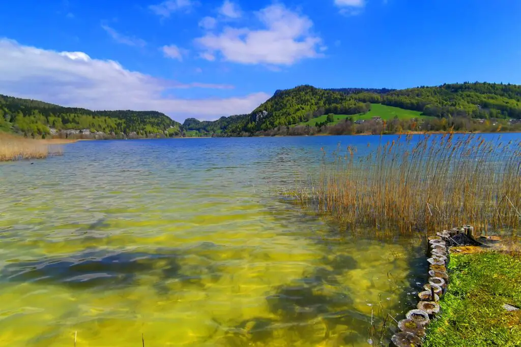 Der Schweizer See Lac Brenet liegt im Vallée de Joux direkt neben dem bekannten Lac de Joux.
