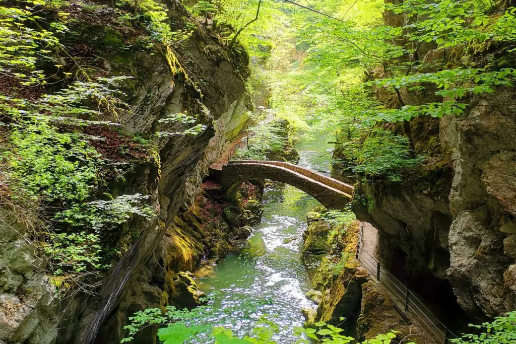 Die Areuse Schlucht wird auf der Wanderung passiert.