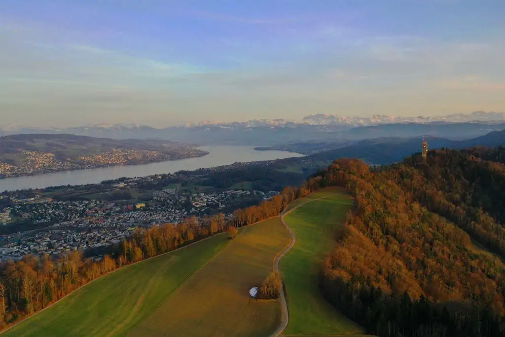 Traumhafte Aussicht vom Uetliberg auf den Zürichsee.