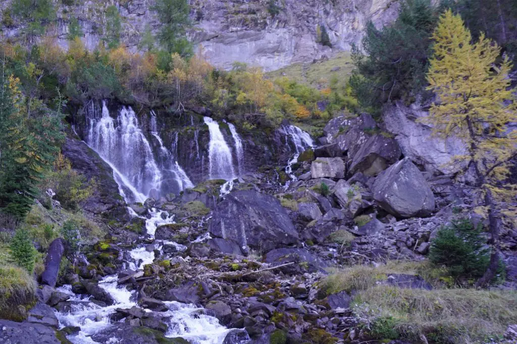 Atemberaubende 15-Wasserfall-Wanderung bei Adelboden Lenk vom Iffigfall über die Alp Ritz zu den wunderbaren Karstwasserfälle 7Brünne und den Simmenfällen.