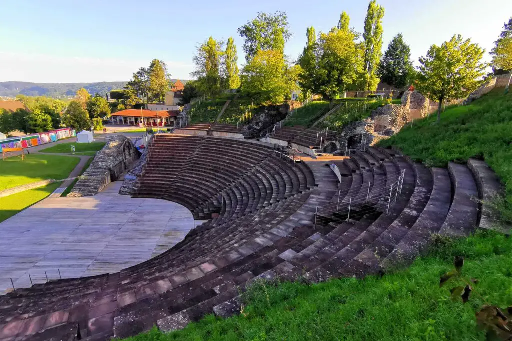 Das Amphitheater von Augusta Raurica bei Kaiser Augst im Kanton Aargau. Am morgen ist das römische Theater ein magischer Ort.