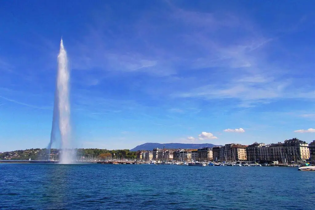 Anche popolare per le vacanze in Svizzera è Ginevra, qui con il Jet d'Eau.