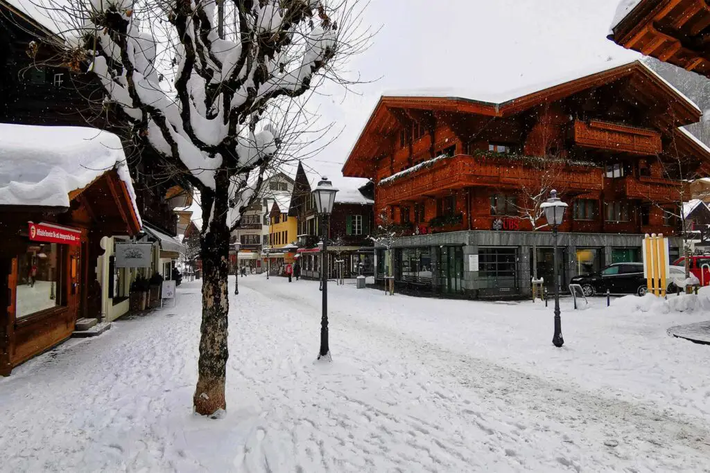 Das romantische Gstaad ist einer der schönsten Orte für Ferien in der Schweiz.