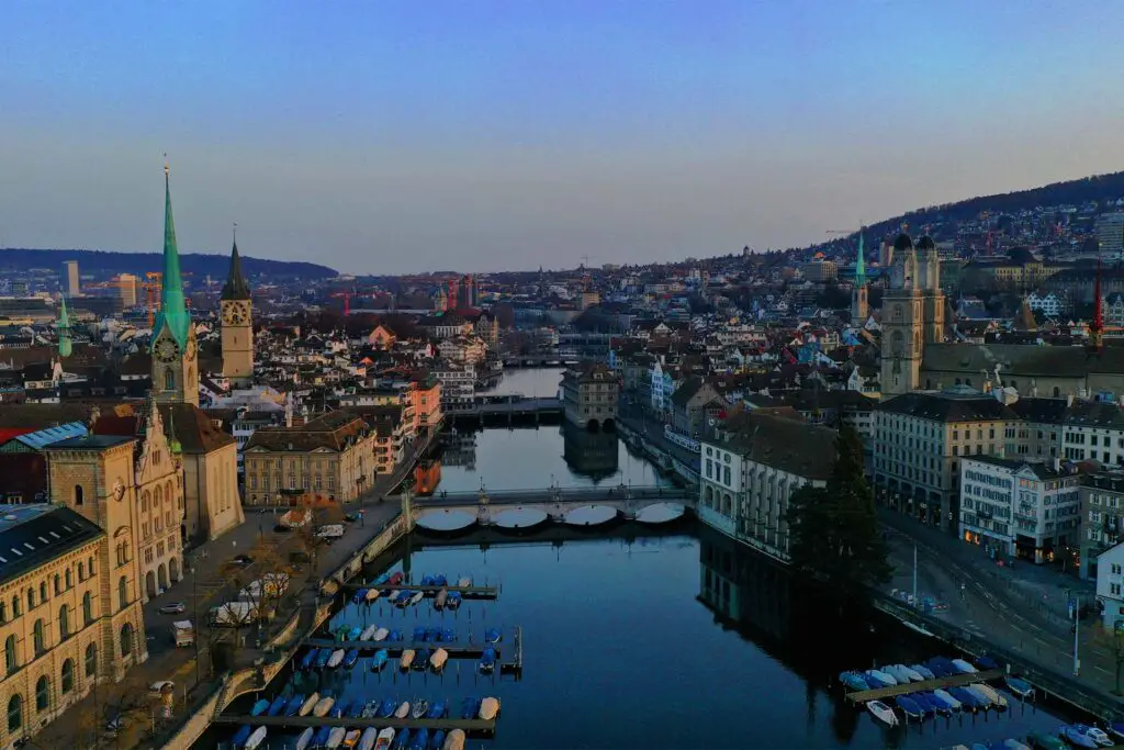 Zurich est une ville de rêve en Suisse pour les vacances.