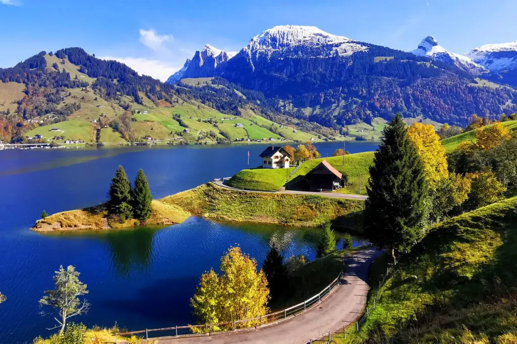 Blick auf den Wägitalersee. Die Rundwanderung ist wie aus dem Bilderbuch.