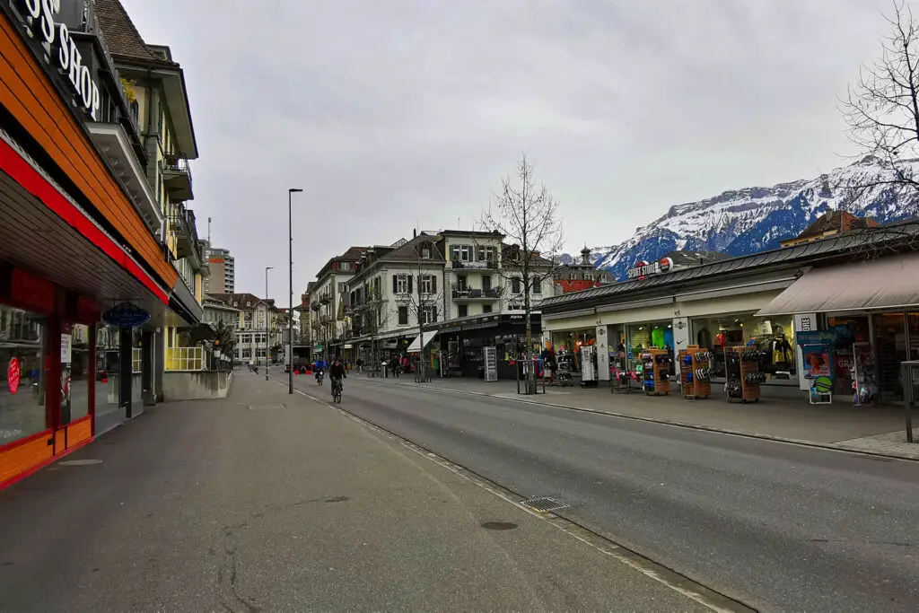 Die Shoppingstrasse im Berner Dorf.
