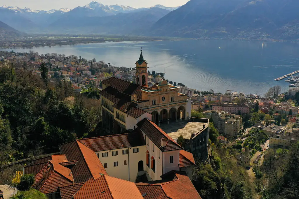 Madonna del Sasso mit Locarno, dem Lago Maggiore und den Schweizer Alpen im Hintergrund.