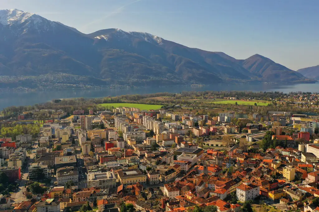 Die Stadt Locarno grenzt an den Lago Maggiore.