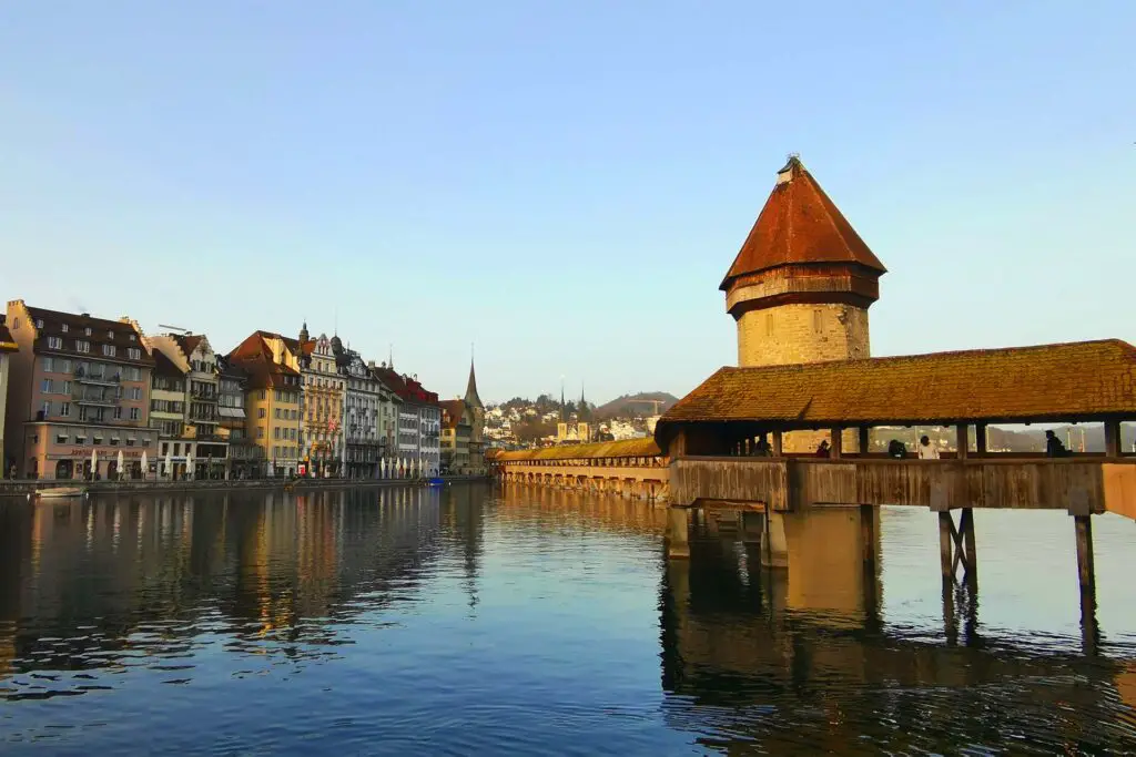 Luzern mit seiner berühmten Kapellbrücke.