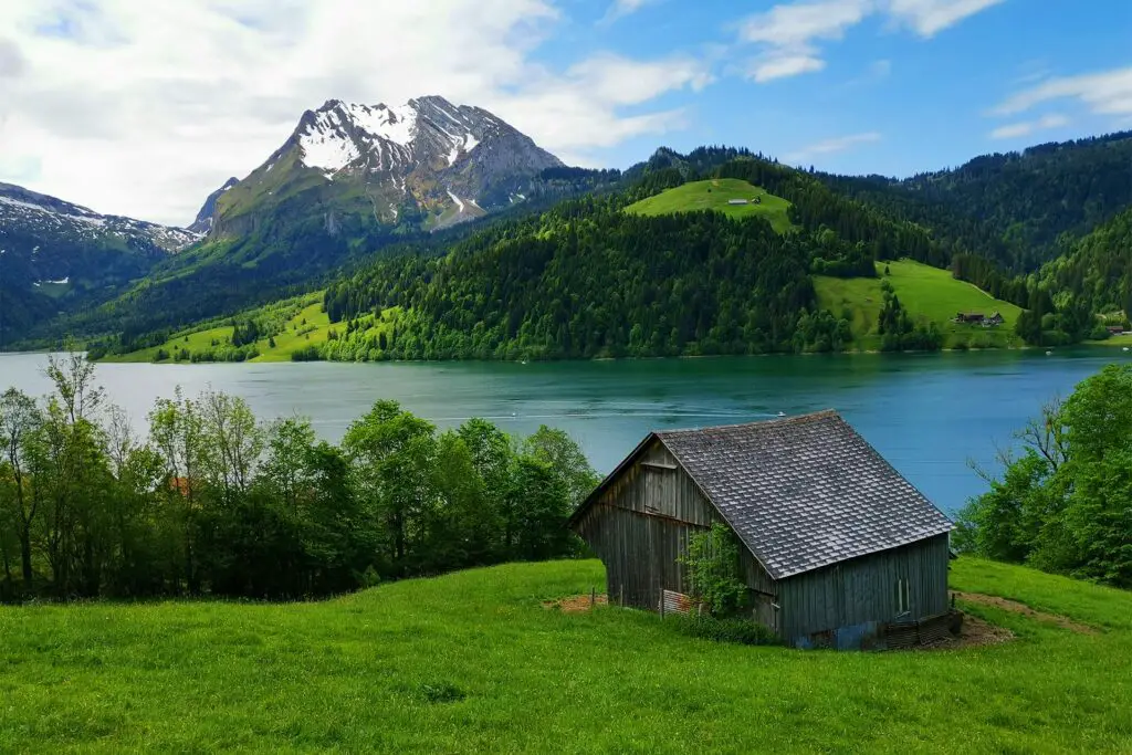 Le lac de Wägital est une excellente destination d'excursion depuis Zurich. La randonnée jusqu'au Bockmattli avec vue sur six lacs suisses vaut particulièrement la peine.