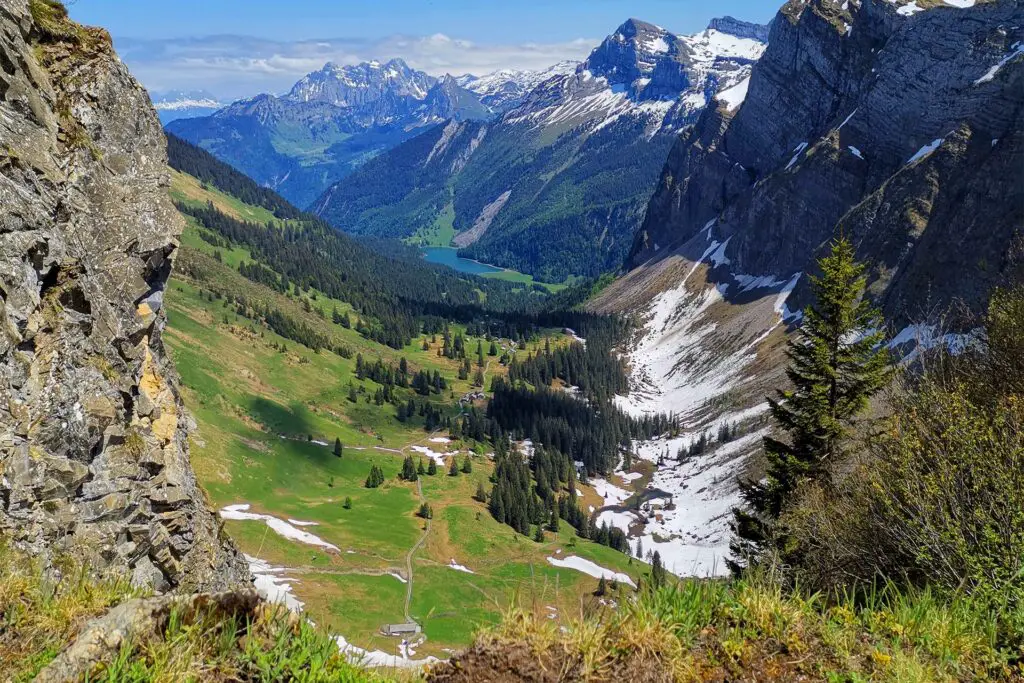 Le lac de Wägital est une excellente destination d'excursion depuis Zurich. La randonnée jusqu'au Bockmattli avec vue sur six lacs suisses tels que l'Obersee et le lac de Zurich vaut particulièrement la peine.