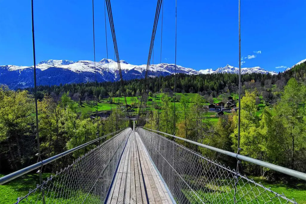 Die bekannte Hängebrücke Goms von Mühlebach aus.