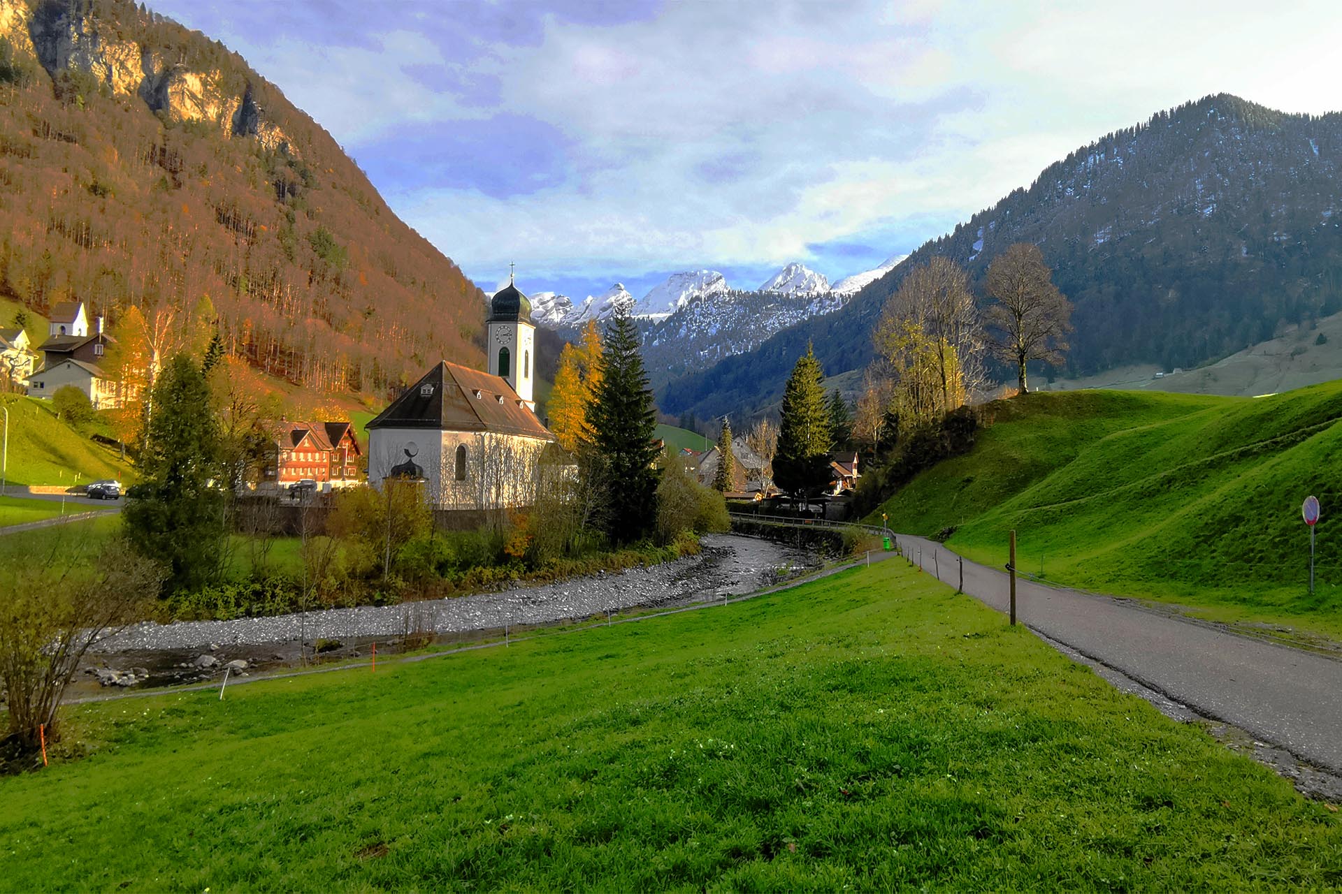 A unique pass hike above Lake Walen from Amden in the direction of Toggenburg to Stein SG with a beautiful panorama of eastern Switzerland and the Alpstein.