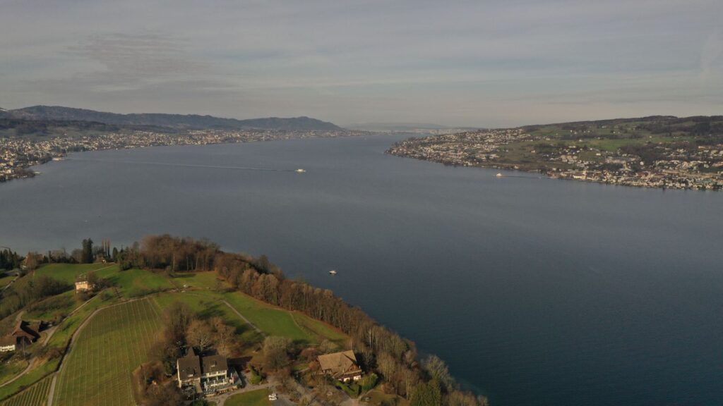Der "Zürichsee" oder "See in Zürich" ist ein schöner See in der „Stadt Zürich“.