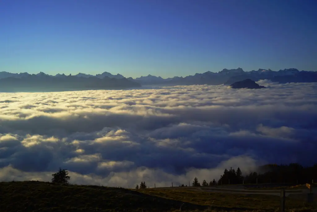 Panoramawanderung von der Halsegg auf den Wildspitz an der Grenze zwischen dem Kanton Zug und Kanton Schwyz.