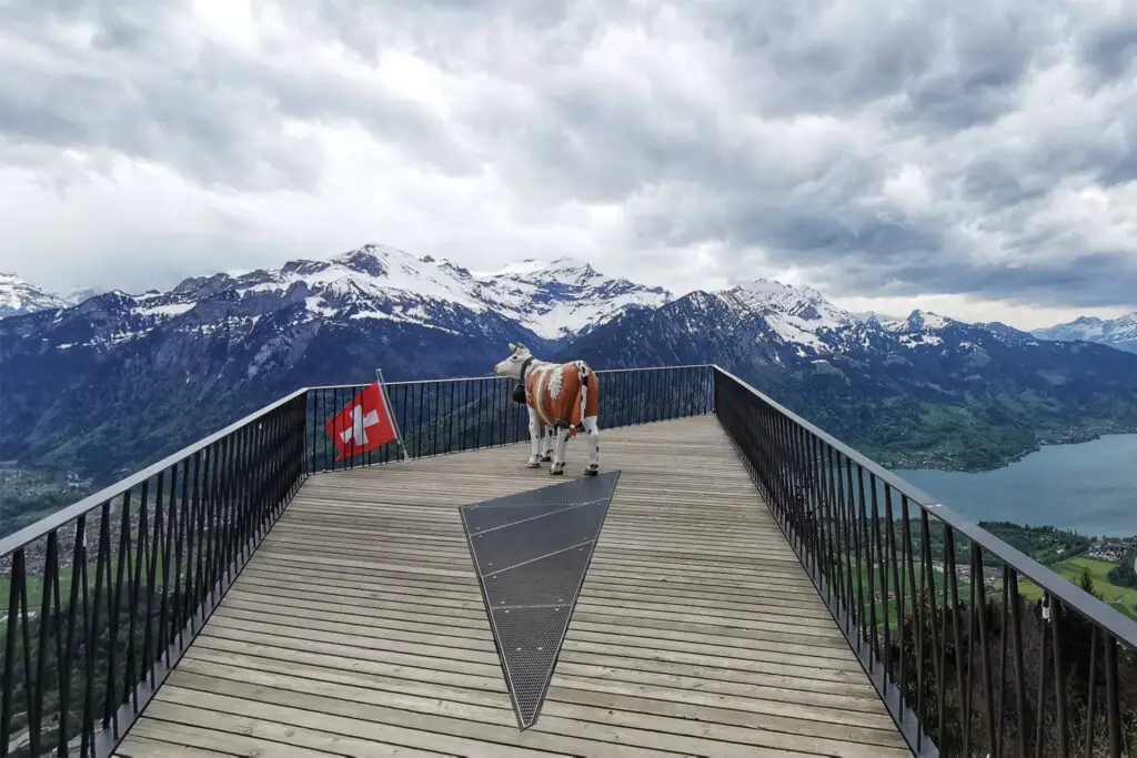 At the 2-lakes bridge of the Harder Kulm you can look out over Lake Brienz and Lake Thun and enjoy a beautiful Alpine panorama of the Eiger, Mönch and Jungfrau.
