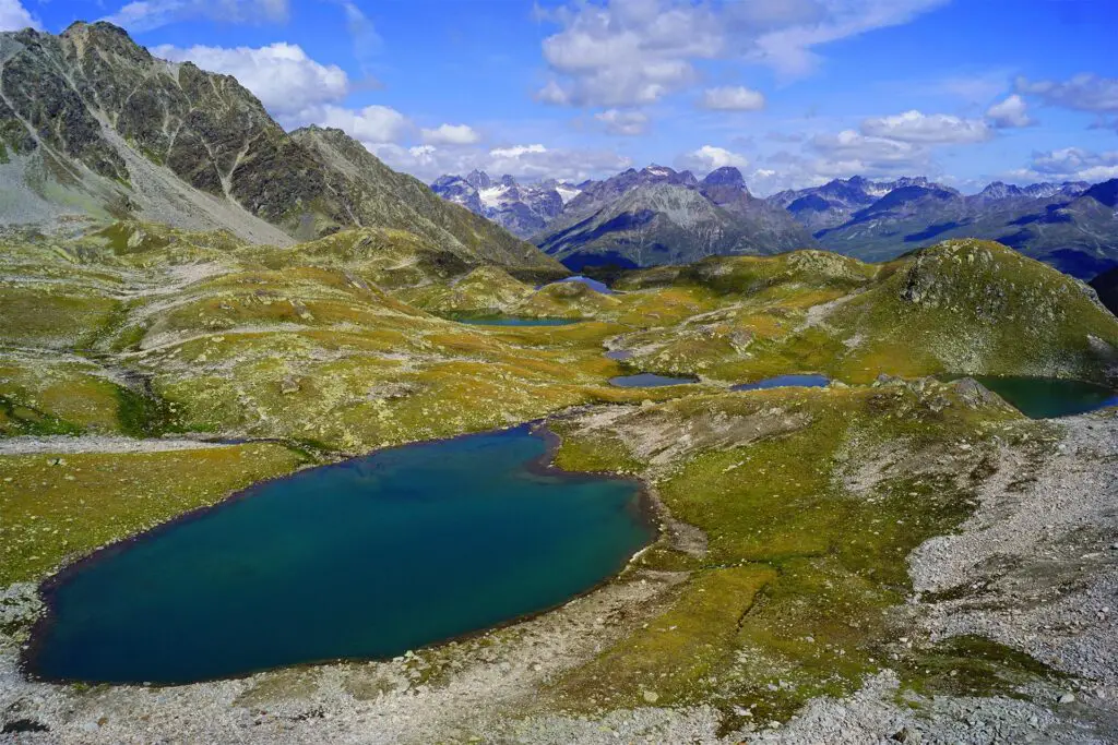 Plateau des lacs de Macun compte parmi les plus beaux lacs méconnus de Suisse.
