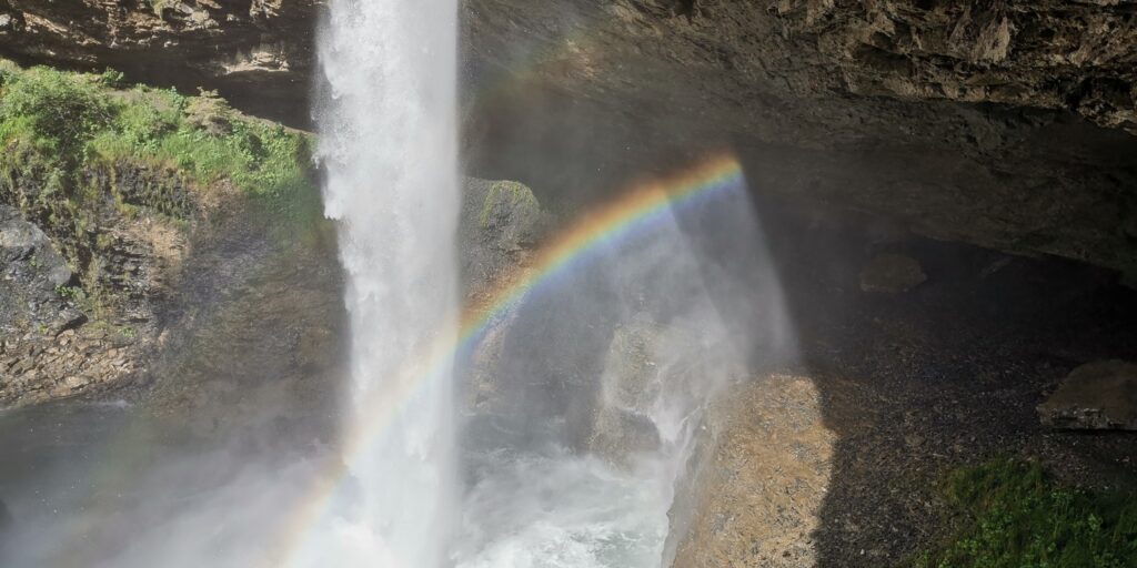 Berglistüber Wasserfall mit Regenbogen