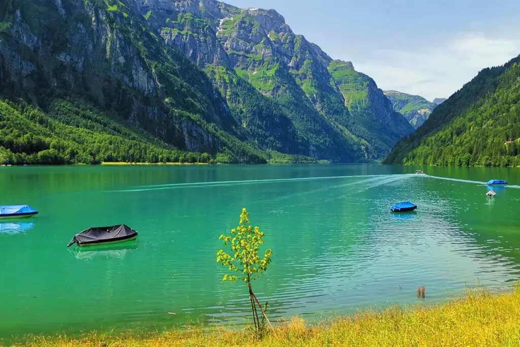 The Lake Klöntal in the canton of Glarus is a great destination for a day out.