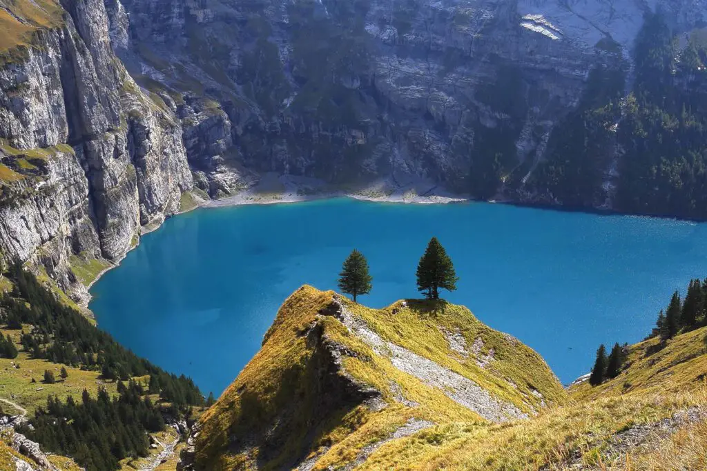 Oeschinensee - der wohl schönste Bergsee im Berner Oberland, hier mit dem bekannten Instaspot.