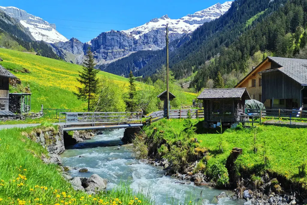 Fluss in Unterschächen, Kanton Uri. Hier geht es in 45 Minuten zur Alp Äsch.