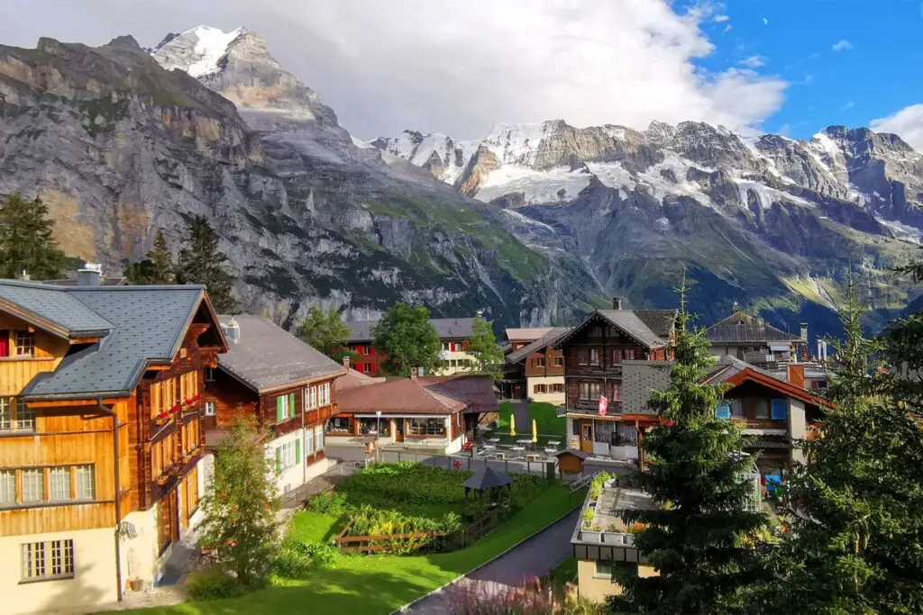 Mürren -Top Sehenswürdigkeit der Schweiz mit Blick auf den berühmten Berg Jungfrau.