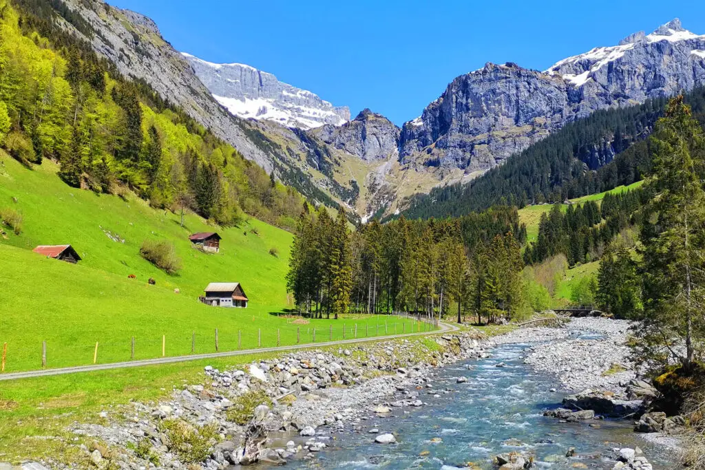 Traumhaftes Unterschächen. Im Hintergrund ist der Klausenpass zu sehen.