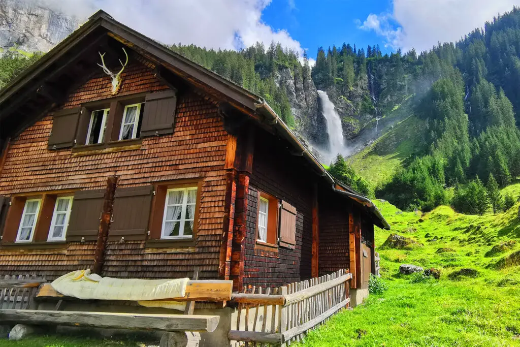 Die Alp Äsch mit dem bekannten Wasserfall namens Stäubifall oder Stäuberfall.