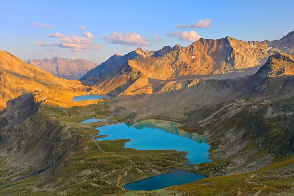 Die Jöriseen sind die schönsten Seen in den Schweizer Alpen und in einer Wanderung erreichbar.