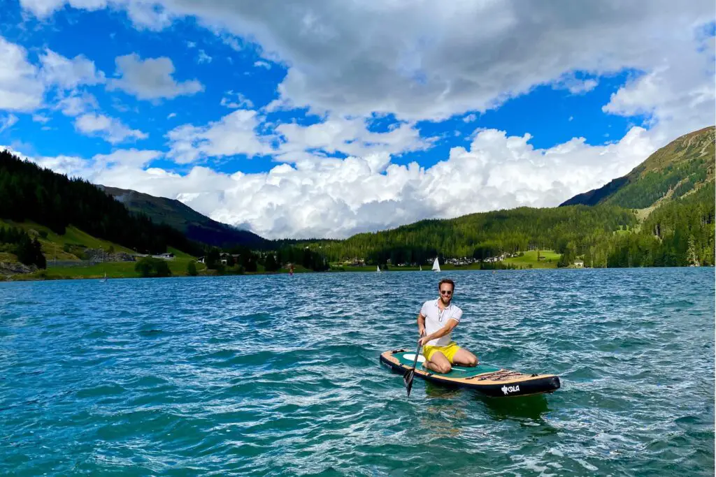 Stand Up Paddling im Davosersee.